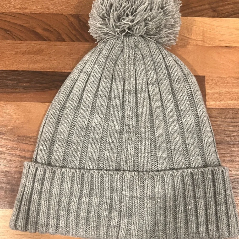 NWOT MICHAEL Michael Kors Gray Knit Pom-Pom Hat
